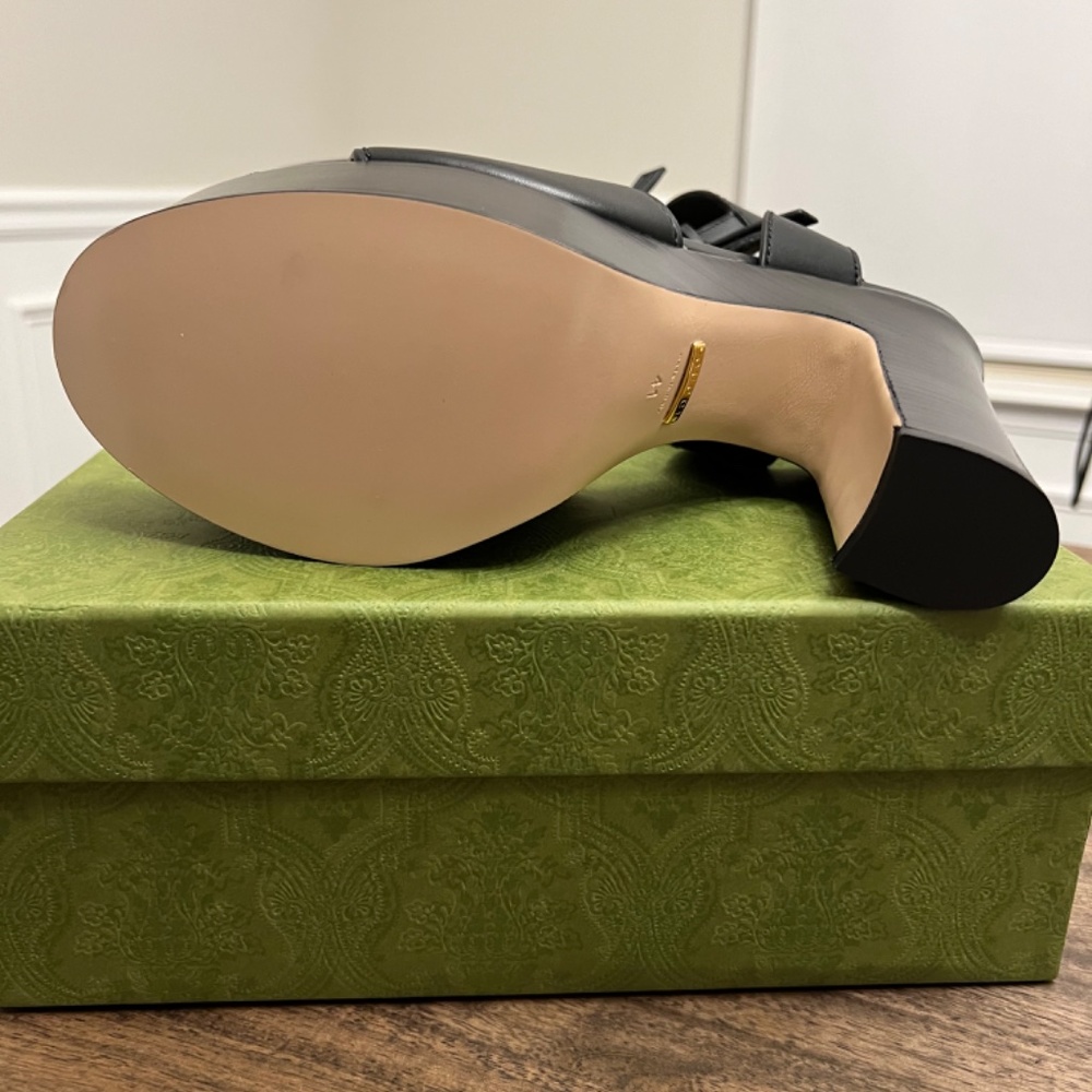 GUCCI WOMEN'S INTERLOCKING G SANDAL - Picture 2 of 5